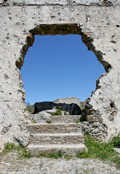 Agujero en la pared de una antigua ruina española —  Fotos de Stock