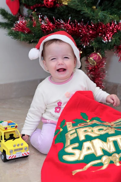 Девочка малышка открывает рождественские подарки — стоковое фото
