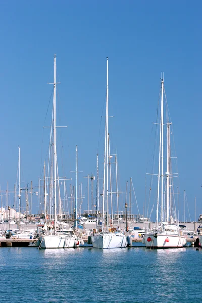 Drei große Segelschiffe, die im sonnigen spanischen Hafen oder Hafen festgemacht haben — Stockfoto