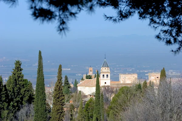 Экстерьер дворца Альгамбра в Гранаде — стоковое фото