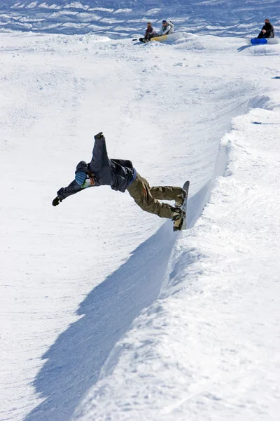 Snowboarder en medio tubo de la estación de esquí Prodollano en España — Foto de Stock