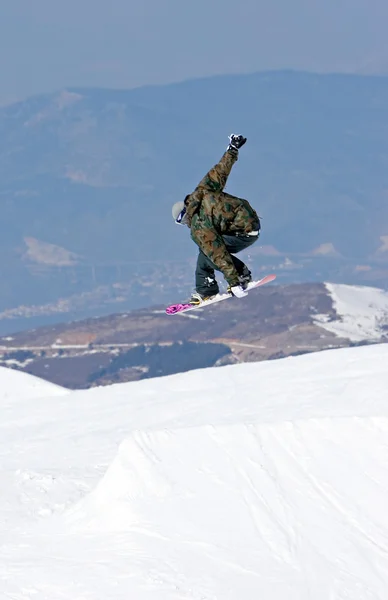 スペインの prodollano スキー場の斜面スノーボード男 — ストック写真