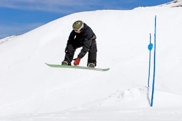 Muž snowboarding na svazích lyžařského střediska prodollano ve Španělsku — Stock fotografie