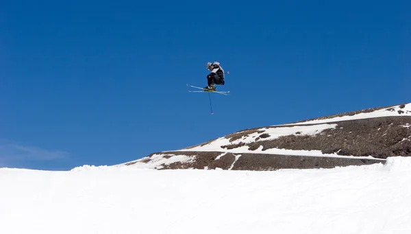 スペインの prodollano スキー場の斜面にあるスキー場の男 — ストック写真