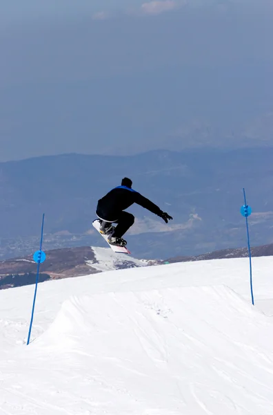 스페인에 있는 prodollano 스키장의 슬로프에 스노우보드 맨 — 스톡 사진