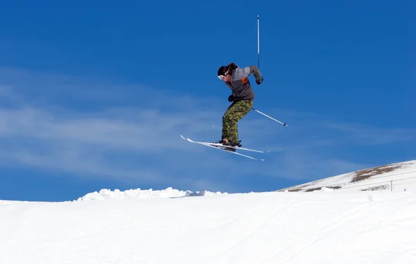 Man skiing on slopes of Prodollano ski resort in Spain — Stock Photo, Image