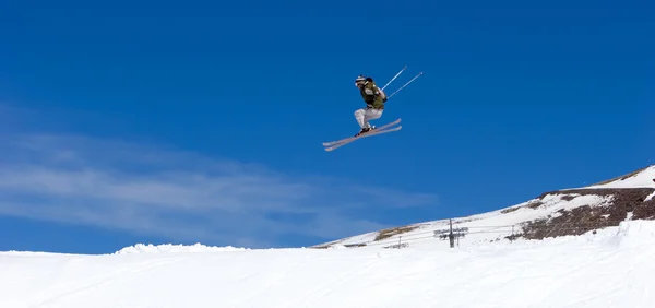 Muž lyžování na svazích lyžařského střediska prodollano ve Španělsku — Stock fotografie