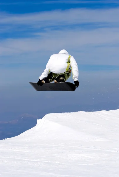 Homem snowboard em pistas de esqui Prodollano resort em Espanha — Fotografia de Stock