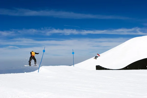 Snowboarder auf den Hängen des Skigebiets Prodollano in Spanien — Stockfoto