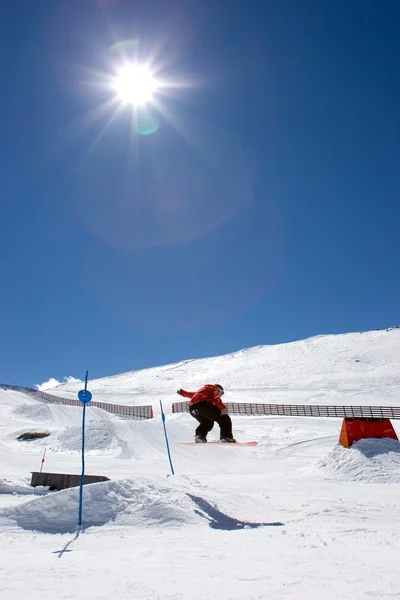 Сноуборд на склонах горнолыжного курорта Продоллано в Испании — стоковое фото