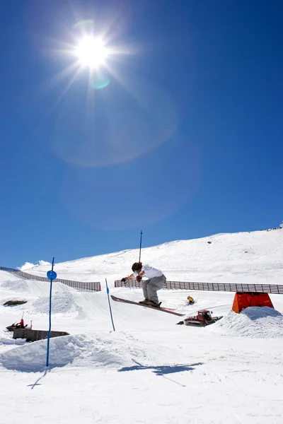 Adam prodollano Kayak Merkezi İspanya'nın yamaçlarında Kayak — Stok fotoğraf