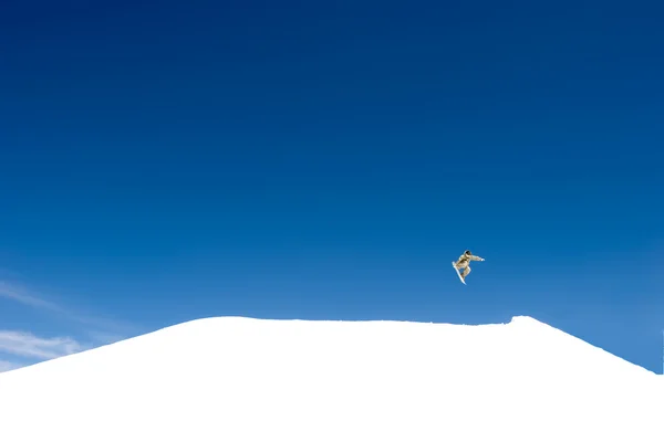 스페인 스키장의 사면에 거 대 한 스노우보드 점프 — 스톡 사진