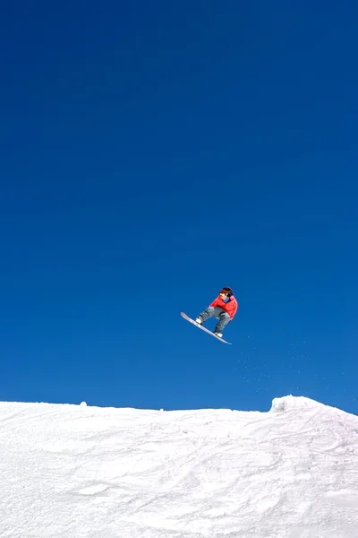 Enormi salti di snowboard sulle piste della stazione sciistica in Spagna — Foto Stock