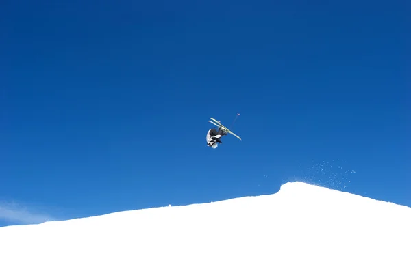 Somersault ski jump on slopes of ski resort in Spain — Stock Photo, Image