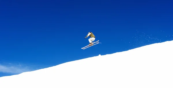 스페인에 있는 prodollano 스키장의 슬로프에서 스키 남자 — 스톡 사진
