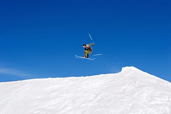 Man skiën op de hellingen van prodollano ski-oord in Spanje — Stockfoto