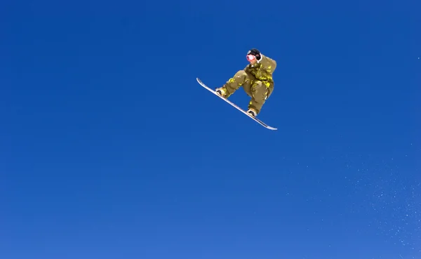 Snowboarding obrovský skok na svazích lyžařského střediska ve Španělsku — Stock fotografie