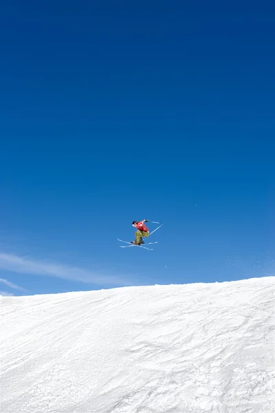 Man skiing on slopes of Prodollano ski resort in Spain — Stock Photo, Image