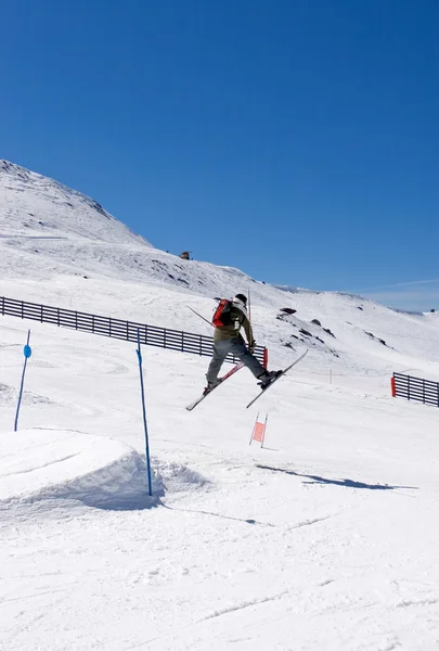 Mies hiihto rinteillä Prodollano hiihtokeskus Espanjassa — kuvapankkivalokuva