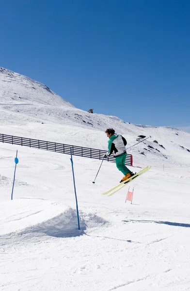 Muž lyžování na svazích lyžařského střediska prodollano ve Španělsku — Stock fotografie