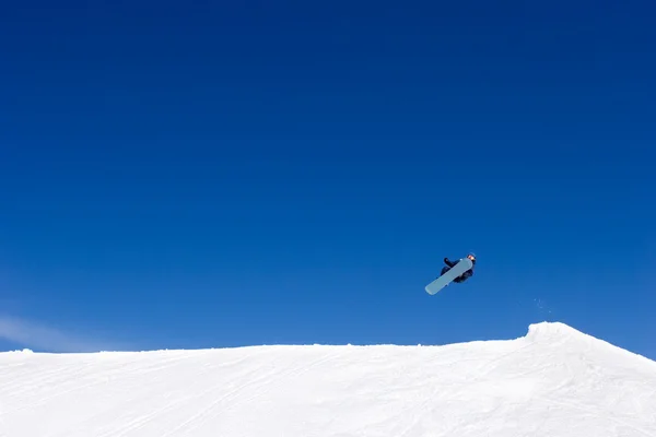 Huge snowboarding jump on slopes of ski resort in Spain — Stock Photo, Image
