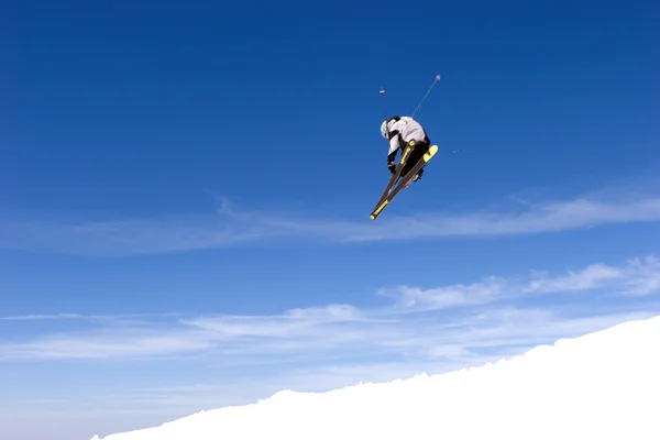 Людина, катання на лижах на схилах гірськолижного курорту Prodollano в Іспанії — стокове фото