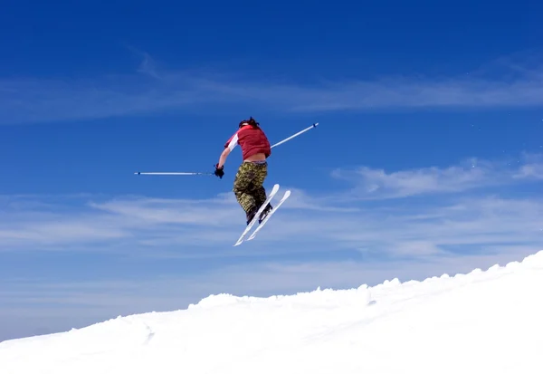 Hombre esquiando en las pistas de la estación de esquí Prodollano en España — Foto de Stock