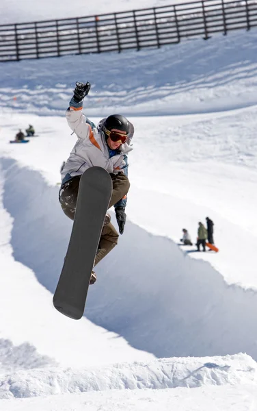 Snowboarder on half pipe of Prodollano ski resort in Spain — Stock Photo, Image