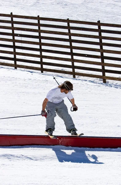 Άνθρωπος σκι στις πλαγιές του χιονοδρομικού κέντρου prodollano στην Ισπανία — Φωτογραφία Αρχείου