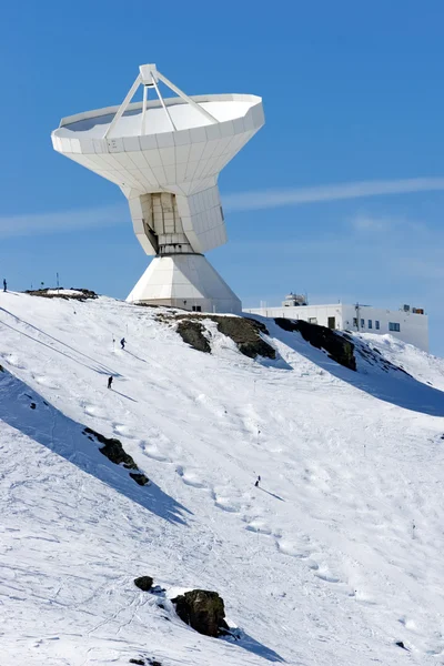 Ski-pistes en Sterrenwacht van resort in Spanje — Stockfoto