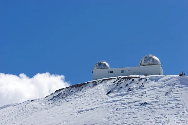 Skipisten und Observatorium des Ferienortes in Spanien — Stockfoto