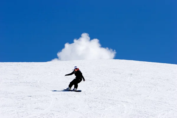 Woman snowboarding on slopes of Prodollano ski resort in Spain — Stock Photo, Image