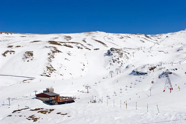 Esqui nas pistas da estância de esqui Prodollano em Espanha — Fotografia de Stock