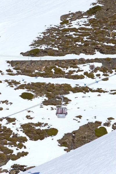 Úton fel a hegyre a síközpont kabinos felvonó — Stock Fotó