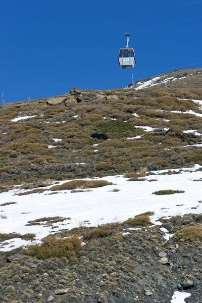 Τελεφερίκ στο δρόμο επάνω το βουνό του χιονοδρομικού — Φωτογραφία Αρχείου