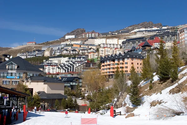在西班牙 prodollano 滑雪胜地的小镇 — 图库照片