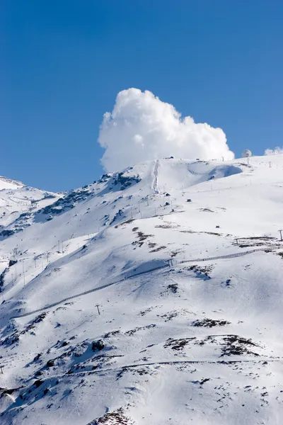 滑雪斜坡的西班牙 prodollano 滑雪场 — 图库照片