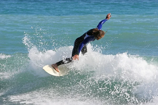 Surfista experimentado tallando una excelente ola —  Fotos de Stock