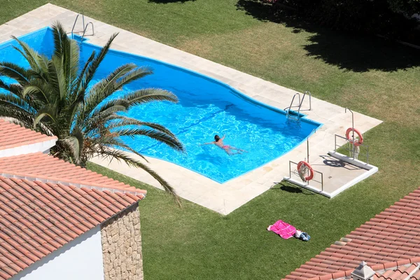 Vista aérea da mulher nadando na piscina — Fotografia de Stock