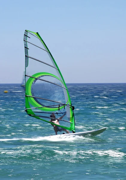 Windsurfer am sonnigen Strand von Tarifa in Südspanien — Stockfoto