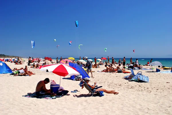Bílý, slunné písčité pláže plné kitesurfers v tarifa, Španělsko — Stock fotografie