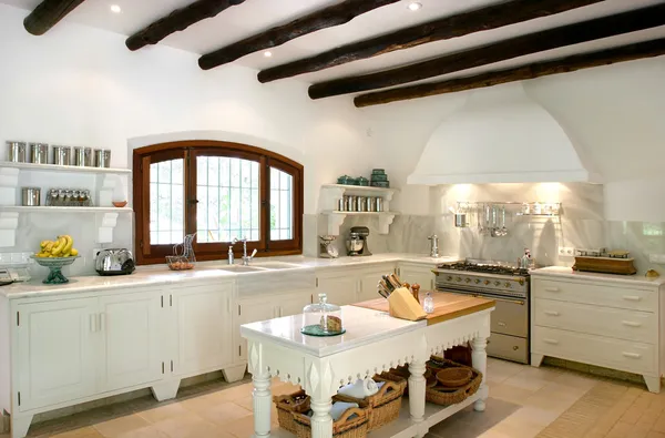 Wnętrza kuchnia duży hiszpański villa. z drewnianych krokwi na — Zdjęcie stockowe