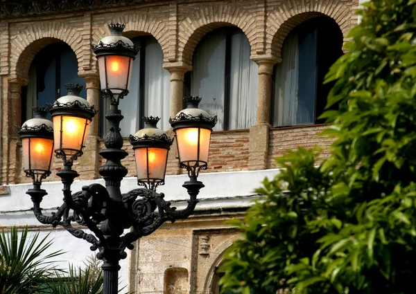 Brilho de lâmpadas de rua no início da noite em Espanha — Fotografia de Stock