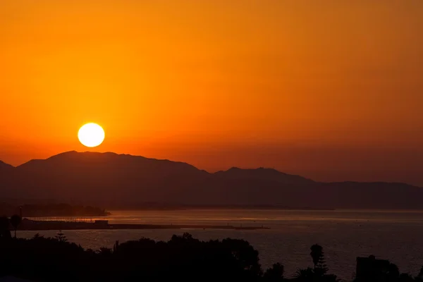 Golden sunrise över porten av marbella — Stockfoto