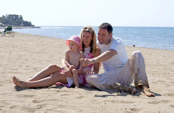 Joven familia atractiva de vacaciones en España —  Fotos de Stock