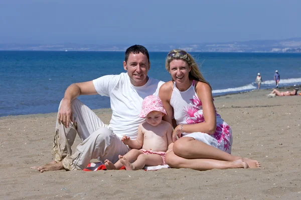 Unga attraktiva familj på semester i Spanien — Stockfoto