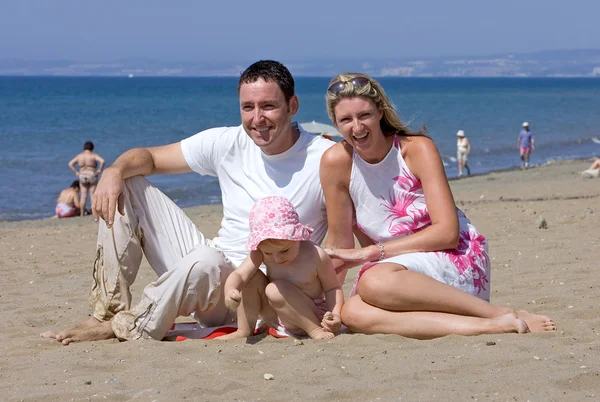 Joven familia atractiva de vacaciones en España —  Fotos de Stock