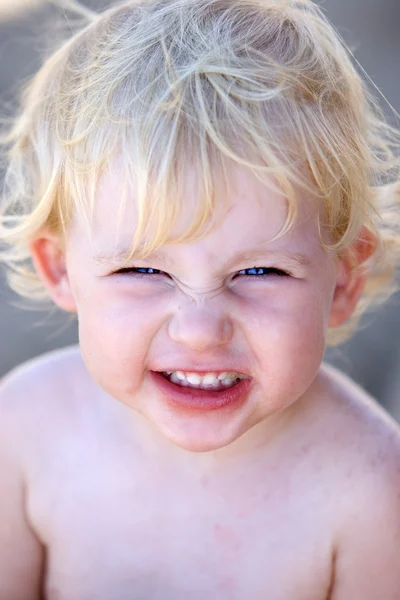 Niña o niño pequeño con una sonrisa descarada en la cara —  Fotos de Stock