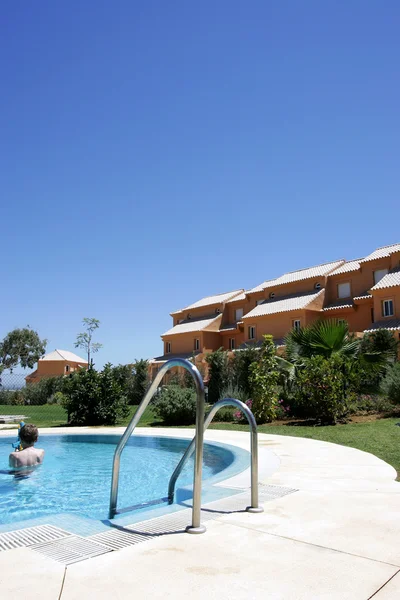 Pasos que conducen a la soleada piscina azul en España —  Fotos de Stock