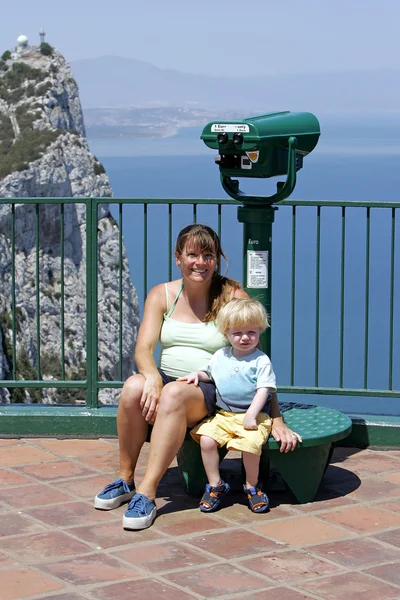 Madre e hijo pequeño sentados junto al telescopio en Gibraltar — Foto de Stock